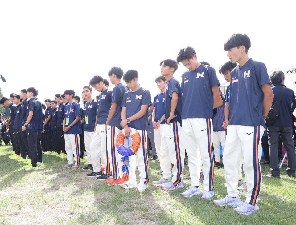 　予選会で１１位となり、肩を落とす法大の選手ら（撮影・西岡正）