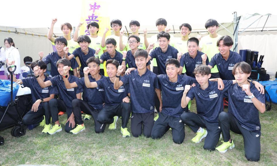 　予選会を１位で通過し、笑顔でガッツポーズの中央学院大の選手ら（撮影・西岡正）