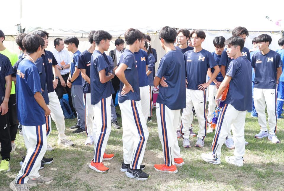 　予選会で１１位となり、肩を落とす法大の選手ら（撮影・西岡正）