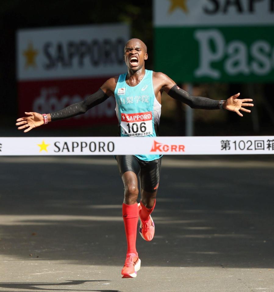 　トップでゴールする山梨学院大・キピエゴ（撮影・石井剣太郎）