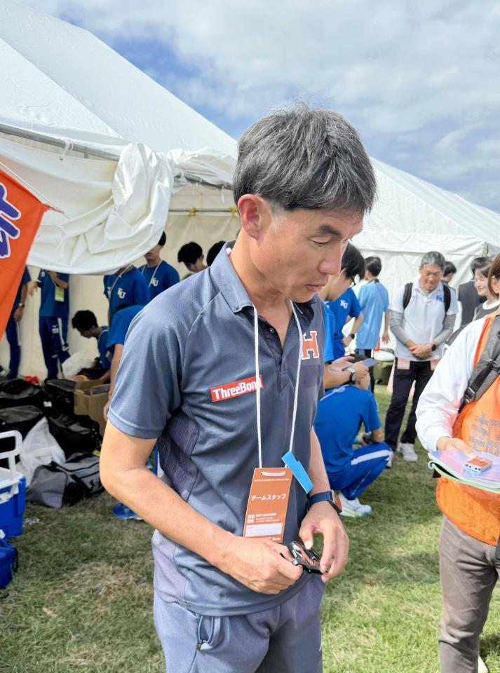 　１７秒差で箱根出場を逃し、呆然としながら取材に応じる法大の坪田智夫監督