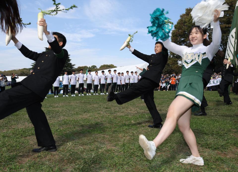 　６位で予選通過し、応援団に「大根踊り」で祝福される東農大の選手ら（撮影・西岡正）