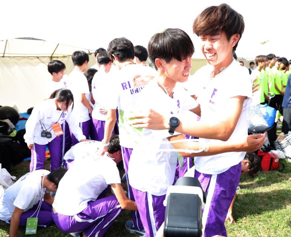 　１０位で予選通過し、喜び合う立教大の選手ら（撮影・西岡正）