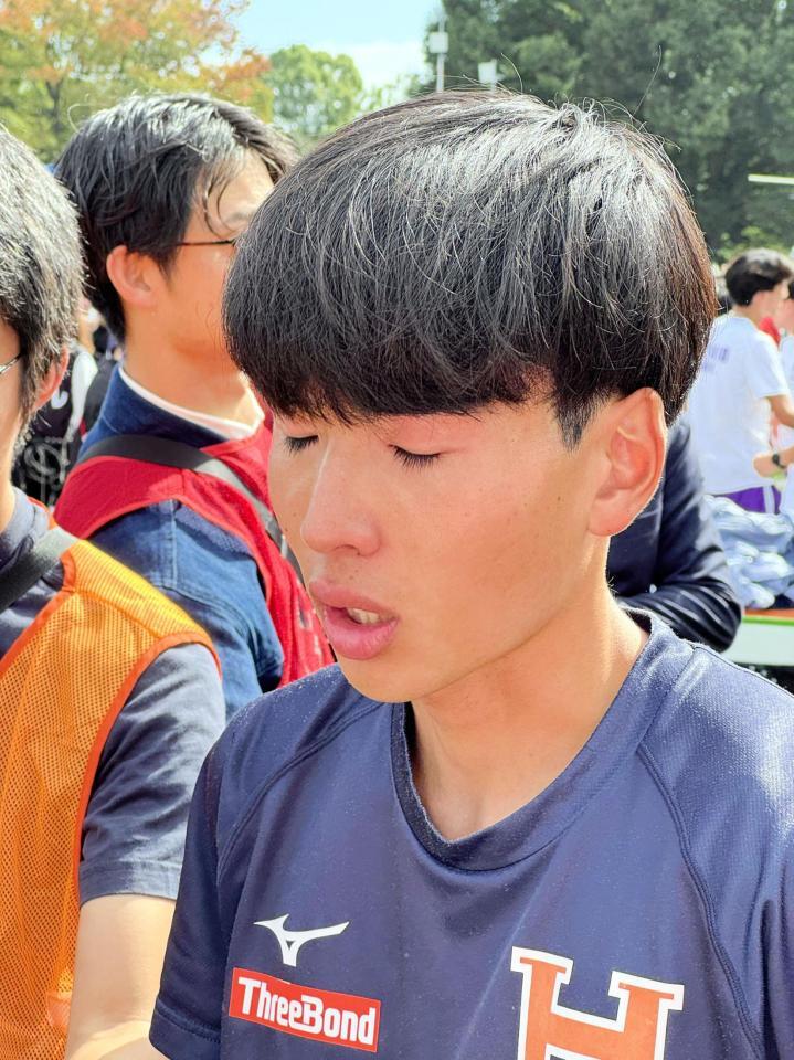 　１７秒差で箱根出場を逃し、号泣する法大の花岡慶次主将