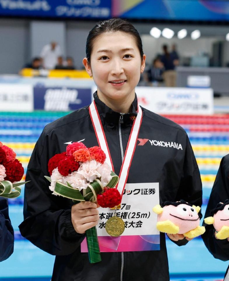 　女子５０メートルバタフライを制し、表彰台で笑顔の池江璃花子
