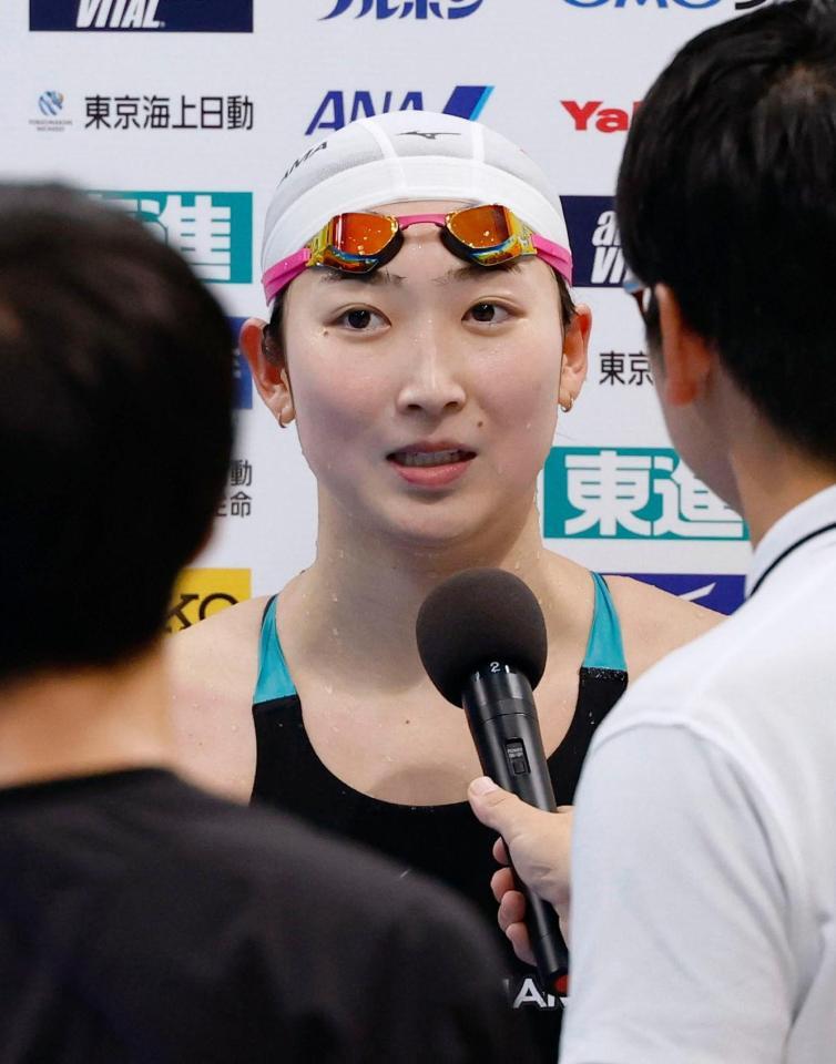　女子５０メートルバタフライを制し、インタビューに答える池江璃花子