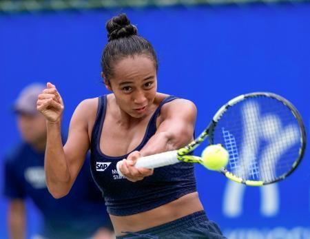 　シングルス決勝でプレーするレイラ・フェルナンデス＝モリタＴＣうつぼ