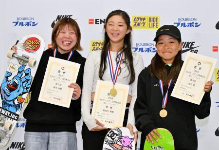 　表彰式で笑顔を見せる女子優勝の長谷川瑞穂（中央）、２位の岡本碧優（左）、３位の佐竹晃＝ムラサキパークかさま
