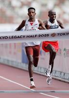 　１時間１分２２秒で優勝したセレモン・バレガ（左）