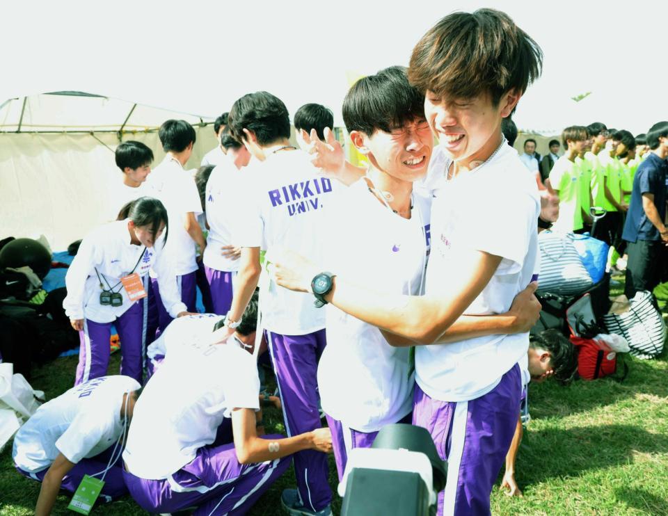 　１０位で予選を通過し、喜び合う立大の選手ら（撮影・西岡正）