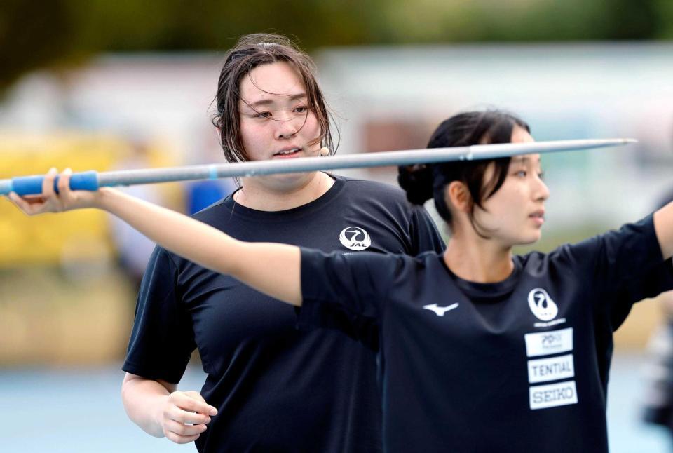 　やり投げ教室で高校生を指導する北口榛花