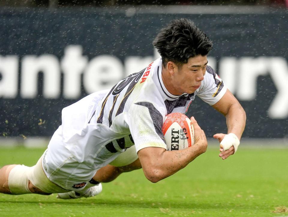 　前半、トライを決める矢崎