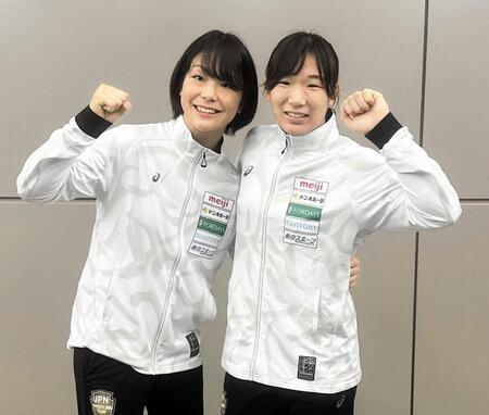 　Ｕ２３世界選手権の出発前に取材に応じた藤波朱理（左）と元木咲良