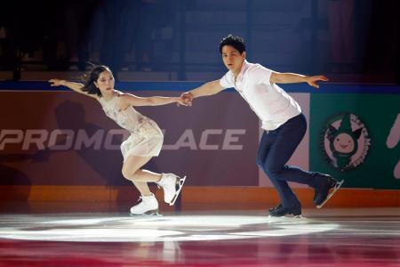 　エキシビションで演技する三浦璃来（左）、木原龍一組＝アンジェ（共同）