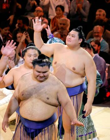 　大相撲ロンドン公演の閉会式を終え、手を振り引き揚げる横綱大の里（奥）ら（共同）