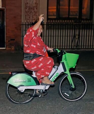 　自転車でホテルに戻る翔猿（共同）