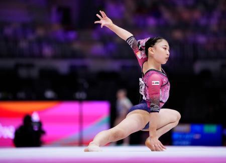 　女子予選　岸里奈の床運動＝ジャカルタ（共同）