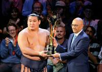 　大相撲のロンドン公演千秋楽で大の里を破って優勝を果たし、トロフィーを手にする豊昇龍（左）＝共同