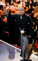 　大相撲ロンドン公演の閉会式を終え、手を振り引き揚げる日本相撲協会の八角理事長（共同）