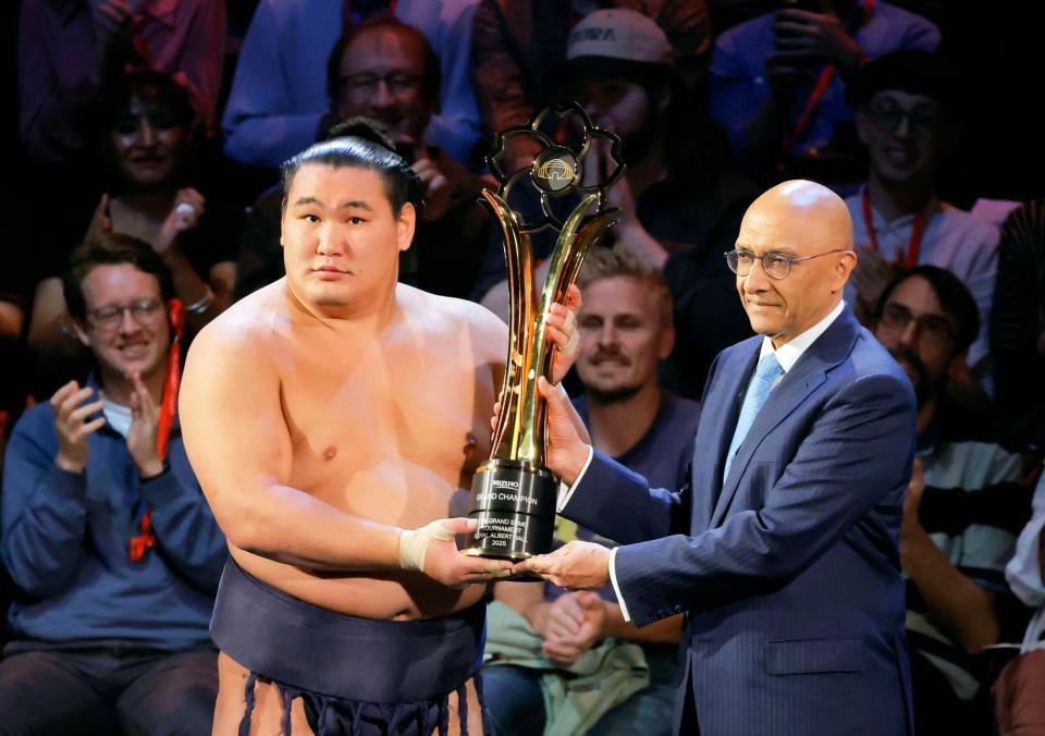 　大相撲のロンドン公演千秋楽で大の里を破って優勝を果たし、トロフィーを手にする豊昇龍（左）＝共同