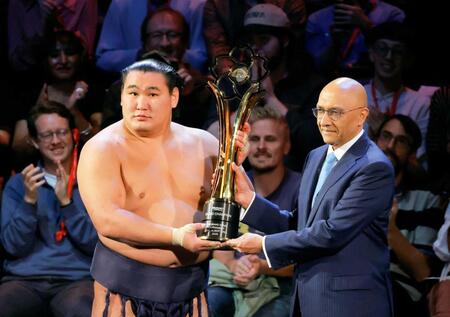 大相撲ロンドン公演 横綱対決制した!豊昇龍V 秋場所のリベンジ果たした「しっかり気合を入れていった」