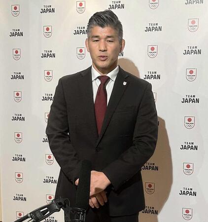 　取材に応じる井上康生