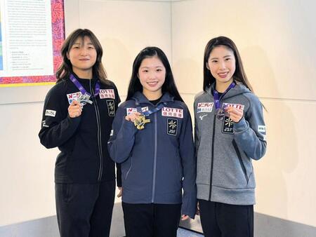 　フランス大会から帰国した（左から）坂本花織、中井亜美、住吉りをん