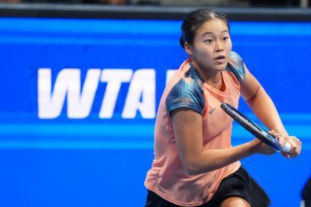 　東レ・パンパシフィック・オープン１回戦でニコラ・バルトゥンコバと対戦する園部八奏＝２１日、東京・有明テニスの森公園（ゲッティ＝共同）