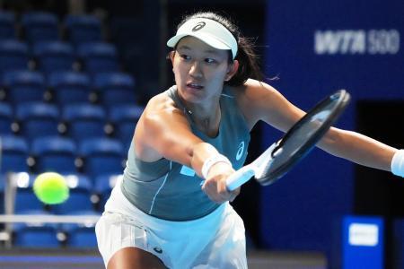 　東レ・パンパシフィック・オープン、１回戦でソフィア・ケニンと対戦する内島萌夏＝２１日、東京・有明テニスの森公園（ゲッティ＝共同）