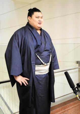 　大相撲ロンドン公演から帰国し、取材に応じる大の里