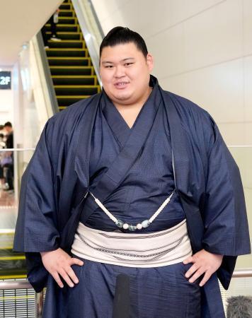 　羽田空港に帰国し、報道陣の取材に答える大の里＝２１日