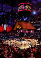 　大相撲ロンドン公演の閉会式で整列する親方と力士ら（共同）