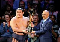 　大相撲のロンドン公演千秋楽で大の里を破って優勝を果たし、トロフィーを手にする豊昇龍（左）＝共同