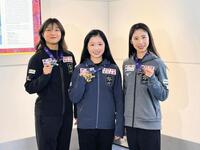 　フランス大会から帰国した（左から）坂本花織、中井亜美、住吉りをん