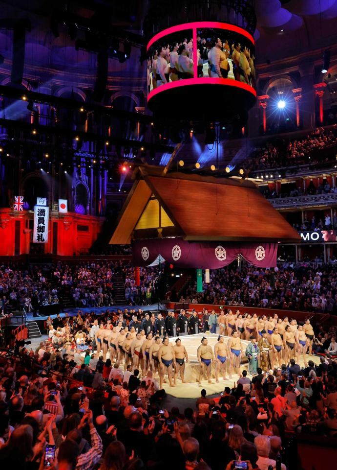 　大相撲ロンドン公演の閉会式で整列する親方と力士ら（共同）