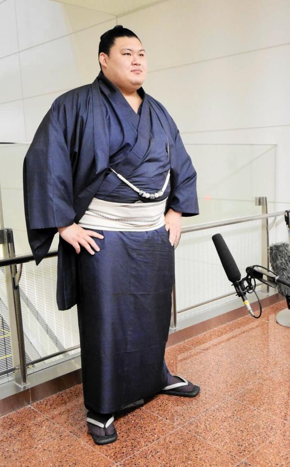 　大相撲ロンドン公演から帰国し、取材に応じる大の里
