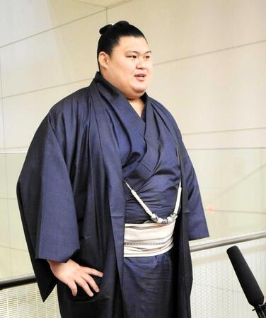 　大相撲ロンドン公演から帰国し、取材に応じる大の里＝羽田空港