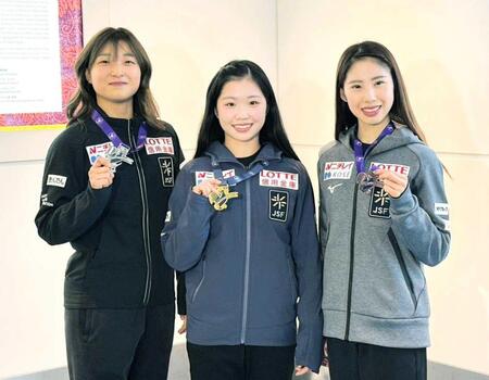 　メダルを披露する（左から）坂本花織、中井亜美、住吉りをん