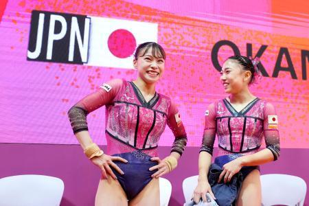 　女子予選で笑顔を見せる杉原愛子（左）と岸里奈＝ジャカルタ（共同）