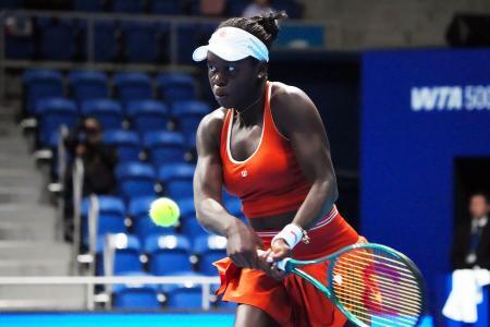 　東レ・パンパシフィック・オープン、２回戦でプレーするビクトリア・エムボコ＝２２日、東京・有明テニスの森公園（ゲッティ＝共同）