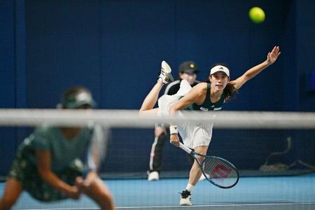 　ダブルス１回戦でプレーする加藤未唯（右）、二宮真琴組＝有明テニスの森公園