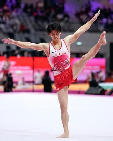 　男子個人総合決勝の橋本大輝の床運動（共同）