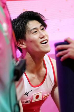 　男子個人総合決勝であん馬の演技を終え笑顔の橋本大輝（共同）