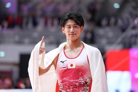 　体操の世界選手権男子個人総合で３連覇を果たし、ポーズをとる橋本大輝（共同）