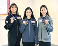 　メダルを披露する（左から）坂本花織、中井亜美、住吉りをん