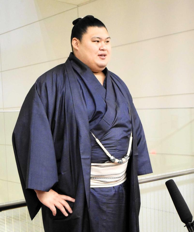 　大相撲ロンドン公演から帰国し、取材に応じる大の里＝羽田空港