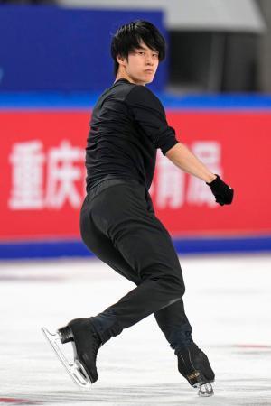 　公式練習で調整する山本草太＝重慶（共同）