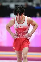 　男子個人総合決勝の床運動の演技を終えた岡慎之助（共同）