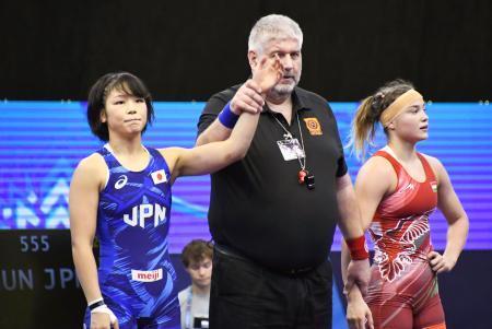 　女子５７キロ級準決勝でハンガリー選手（右）に勝利した藤波朱理＝ノビサド（共同）