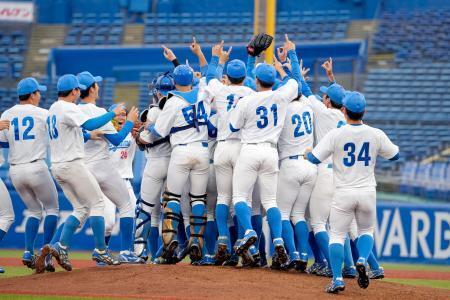 　東都大学野球リーグで６季連続１８度目の優勝を果たし、喜ぶ青学大ナイン＝神宮